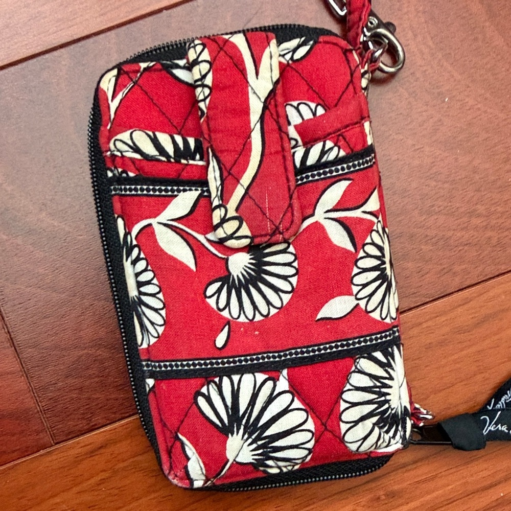 Vera Bradley disco Daisy - Red and White Floral Wristlet and Lanyard